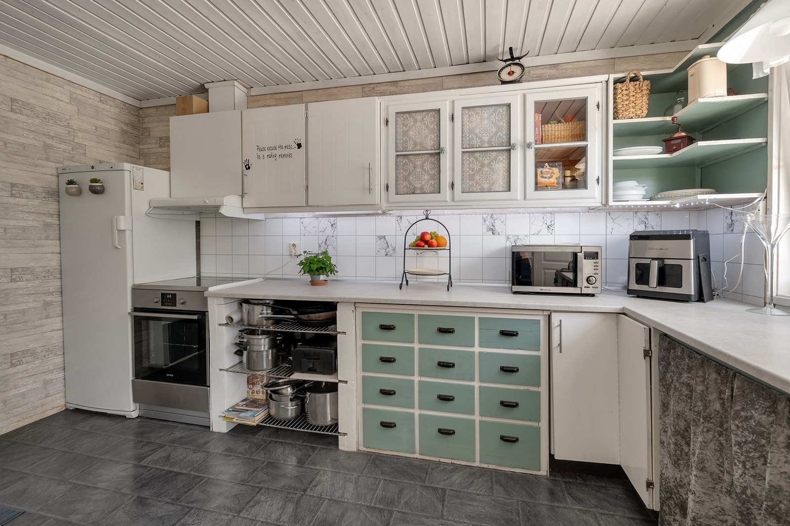 Kjøkken med god skap- og benkeplass. Galleribilde