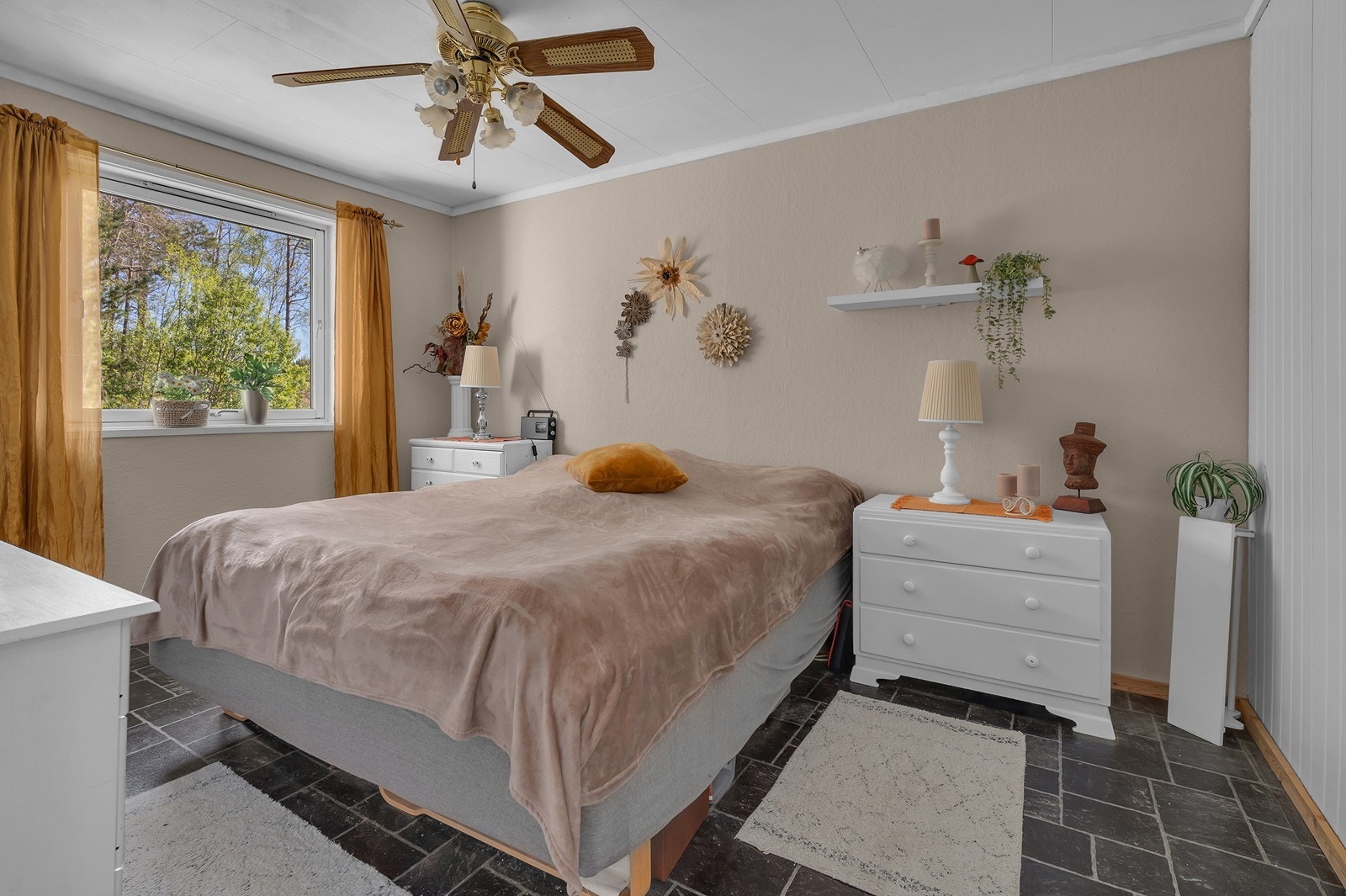 Soverom nr. 2: plass til dobbeltseng, garderobe og skrivebord. Galleribilde