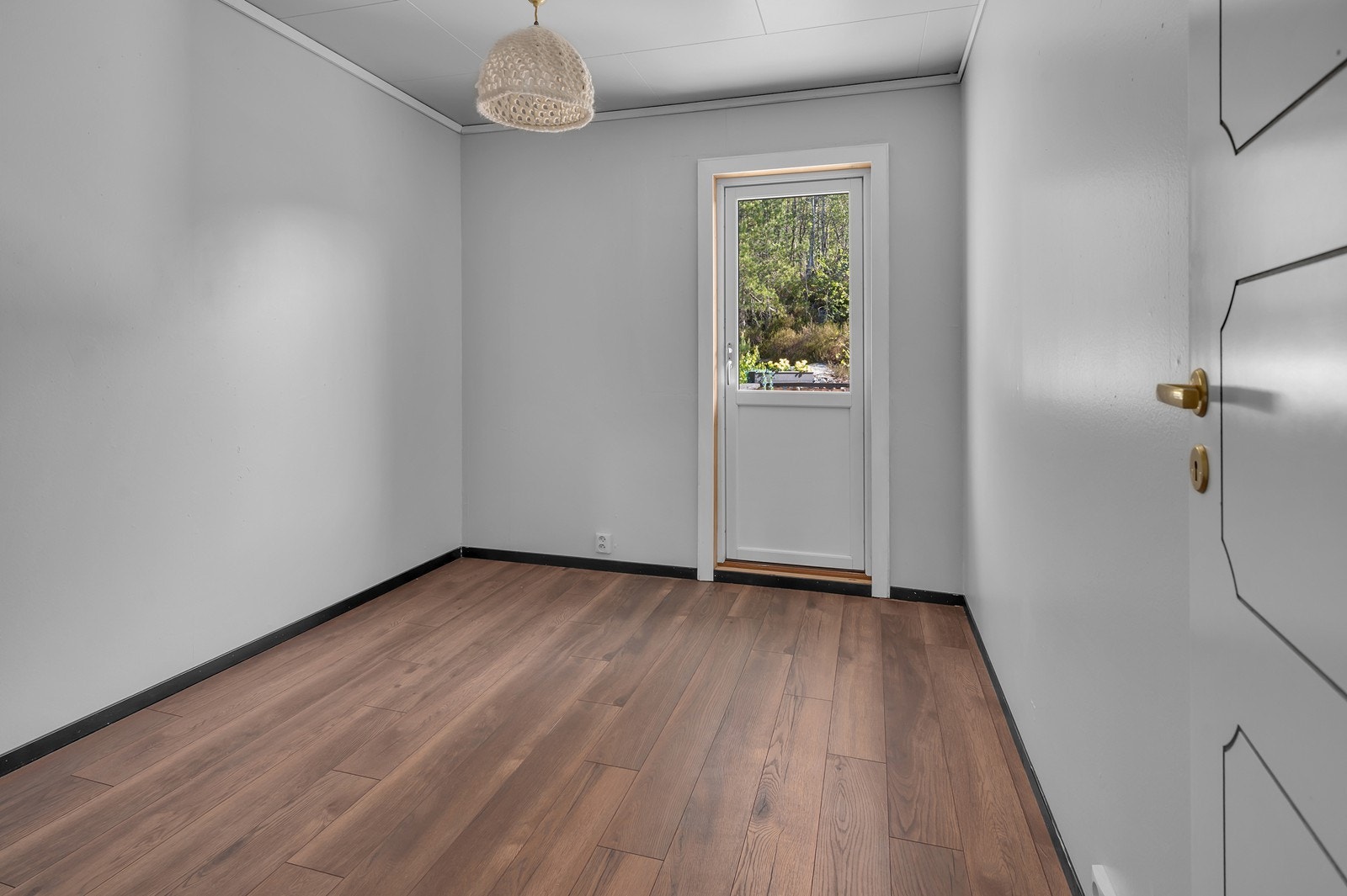 Soverom nr. 1. Direkte adgang til terrasse. Plass til seng, kommode og skrivebord. Galleribilde