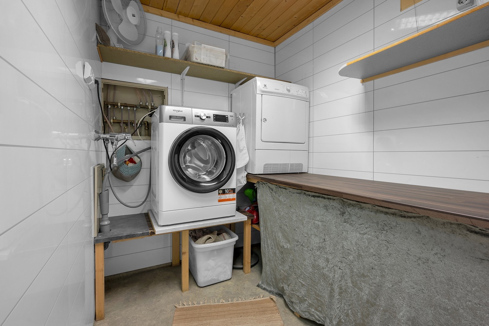 Vaskerom er pusset opp og har gulv med belegg. Baderomsplater på vegger og takplater i himling. Opplegg for vaskemaskin. Galleribilde