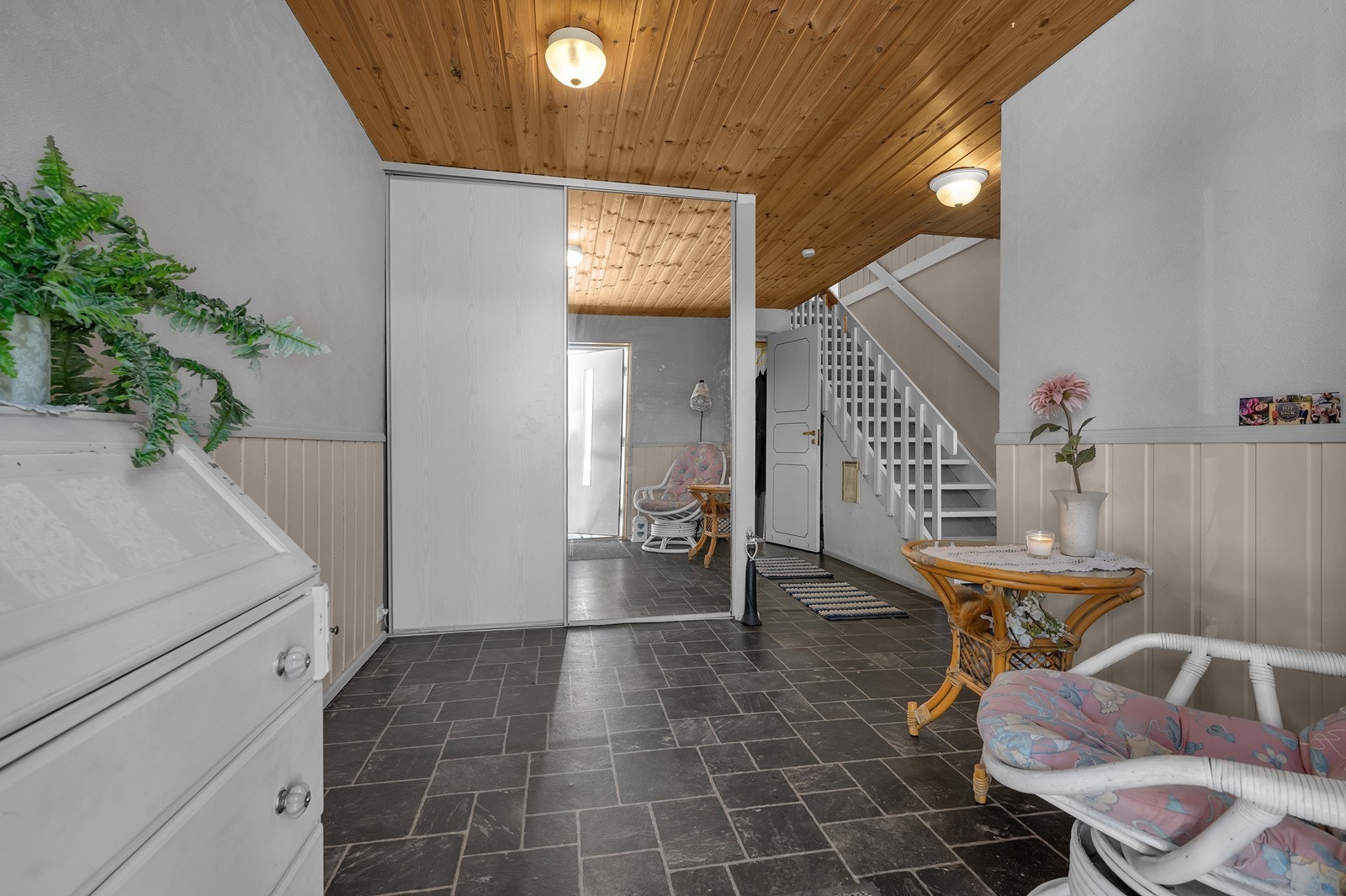 Innbydende entré med god plass til å ta av seg yttertøyet. Galleribilde