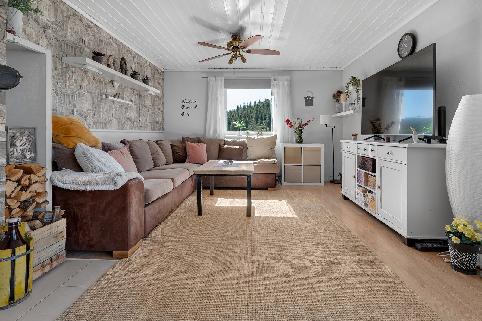 Lun og trivelig stue med sofa, bord og TV. Galleribilde