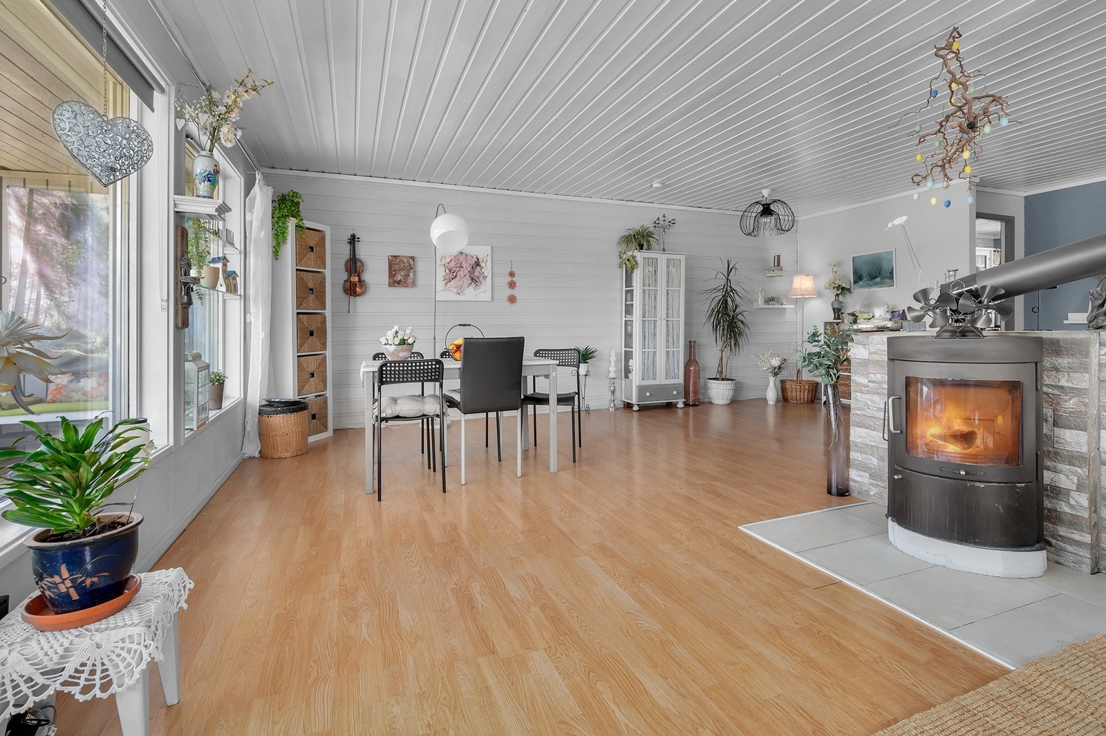 Rommet har en åpen og luftig del som skaper en sosial sone. Galleribilde