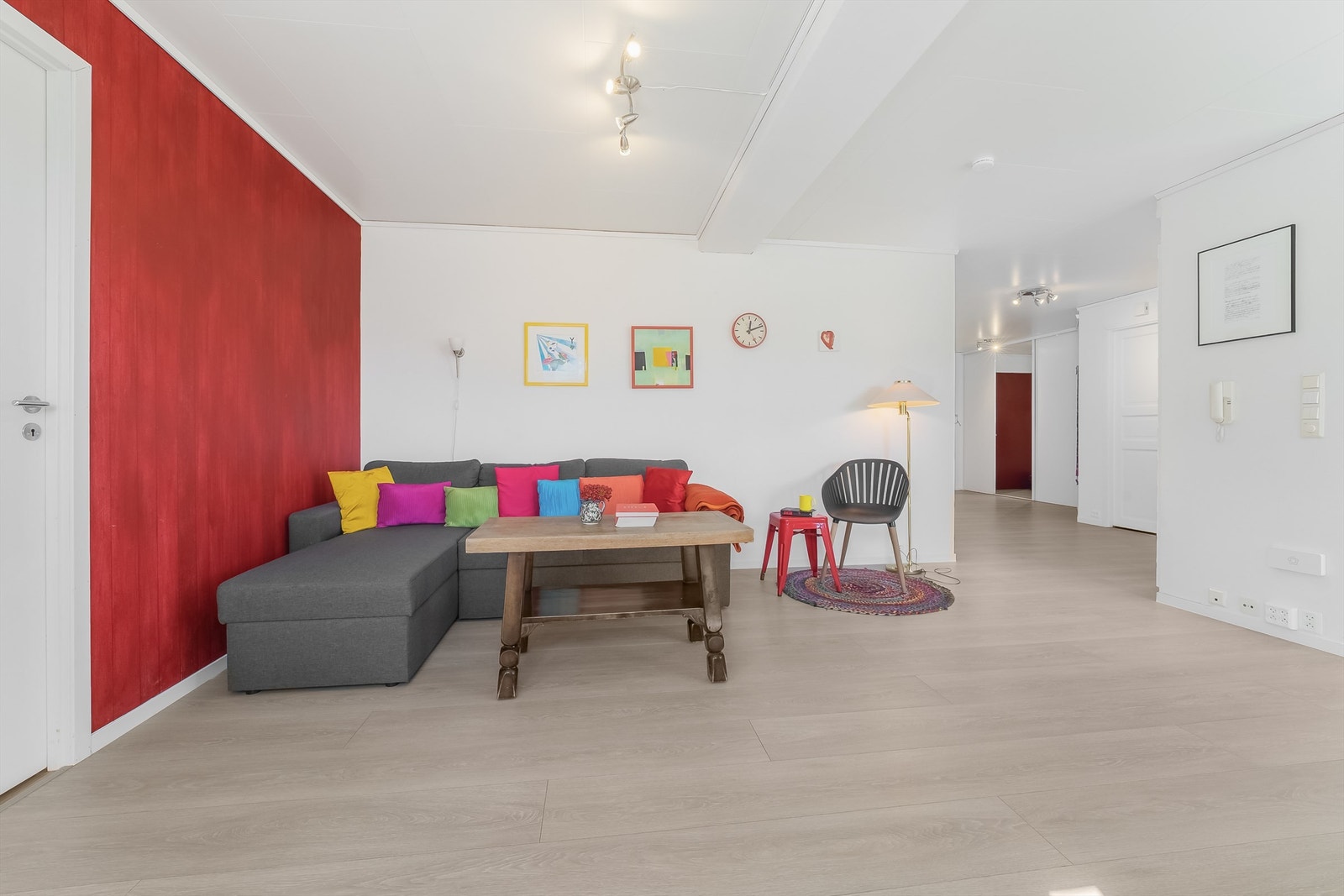 Romslig stue med plass til sofagruppe og spisestue. Galleribilde