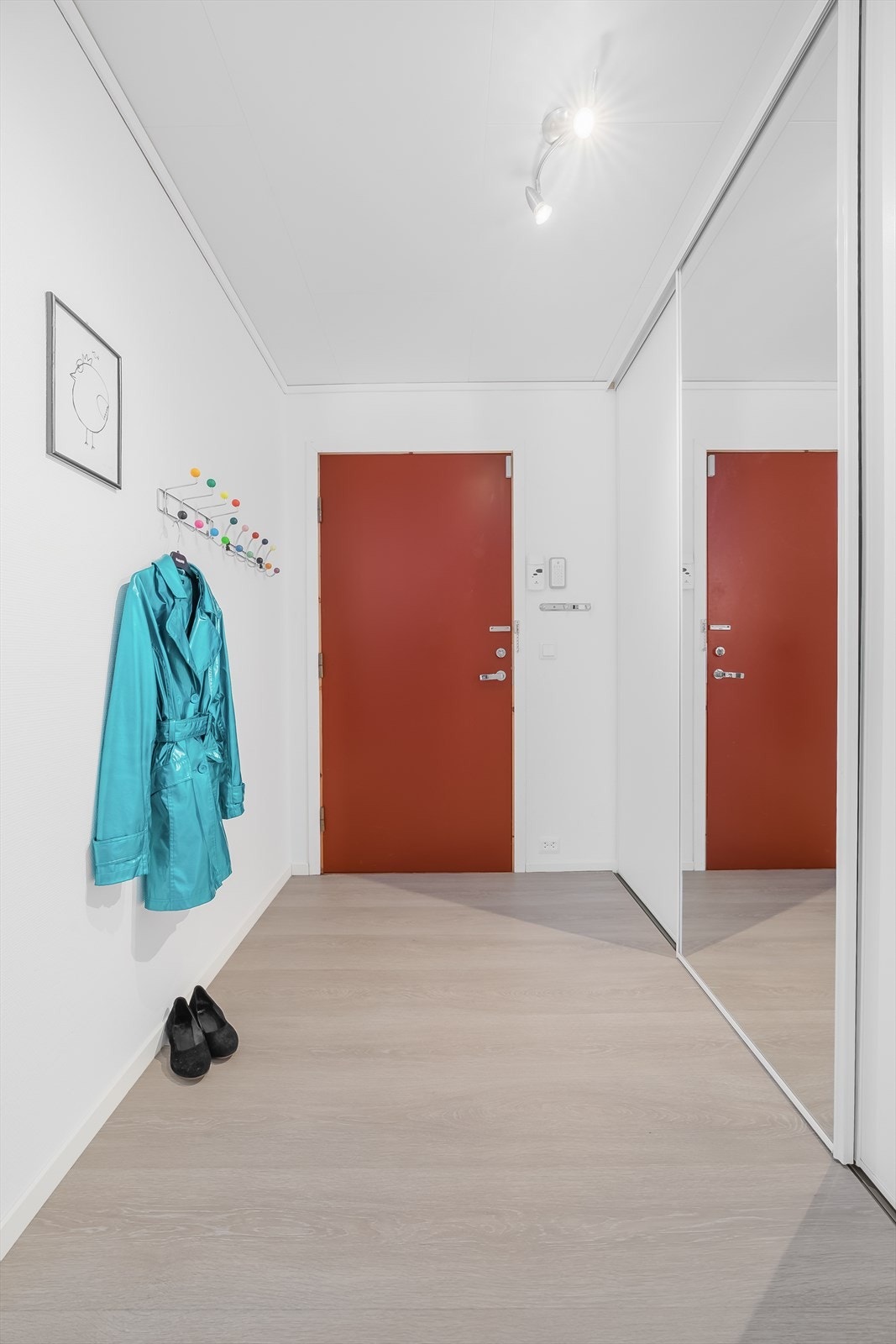 Entre med stor skyvedørsgarderobe. Galleribilde