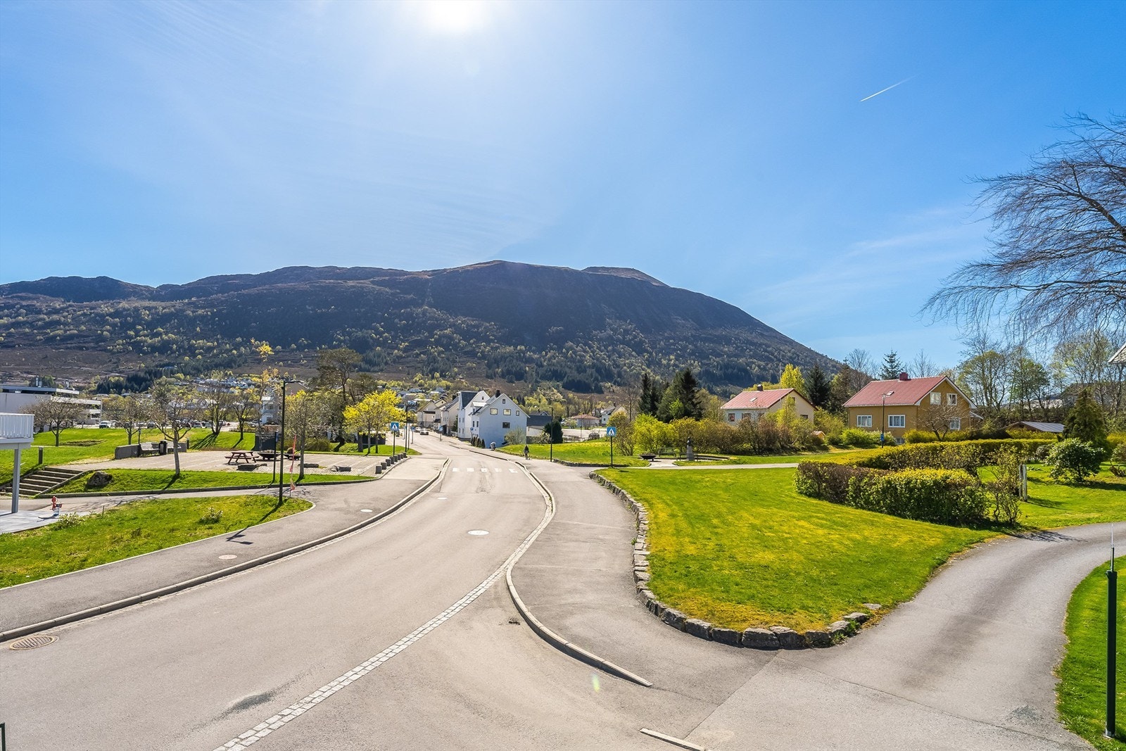 Nærhet til sentrum, skole, barnehage, idrettsanlegg og turområder. Også gangavstand til båtforbindelser. Galleribilde