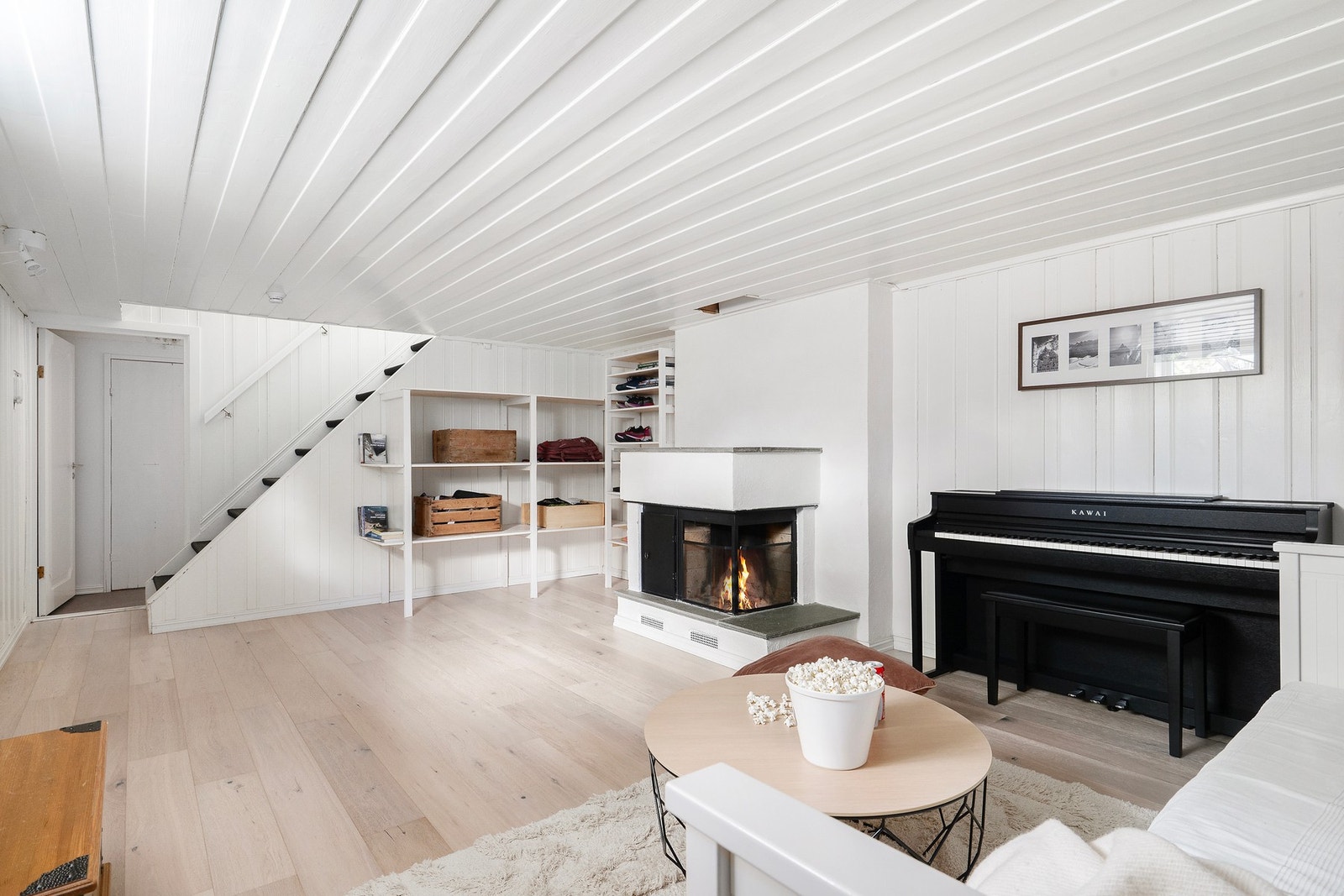 Stor og lys kjellerstue med peis Galleribilde