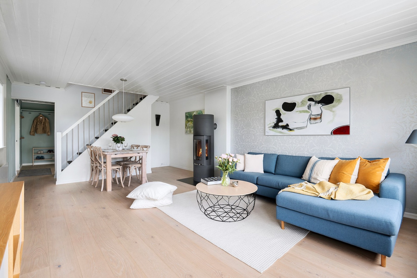 Stor og lys stue med god plass til spisegruppen og direkte utgang til terrassen Galleribilde