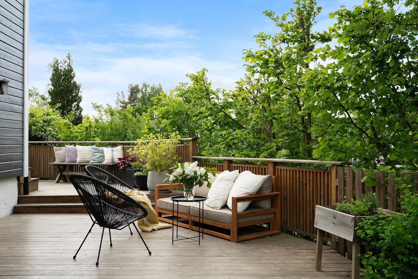 Solrik og skjermet terrasse som går rundt boligen. Galleribilde