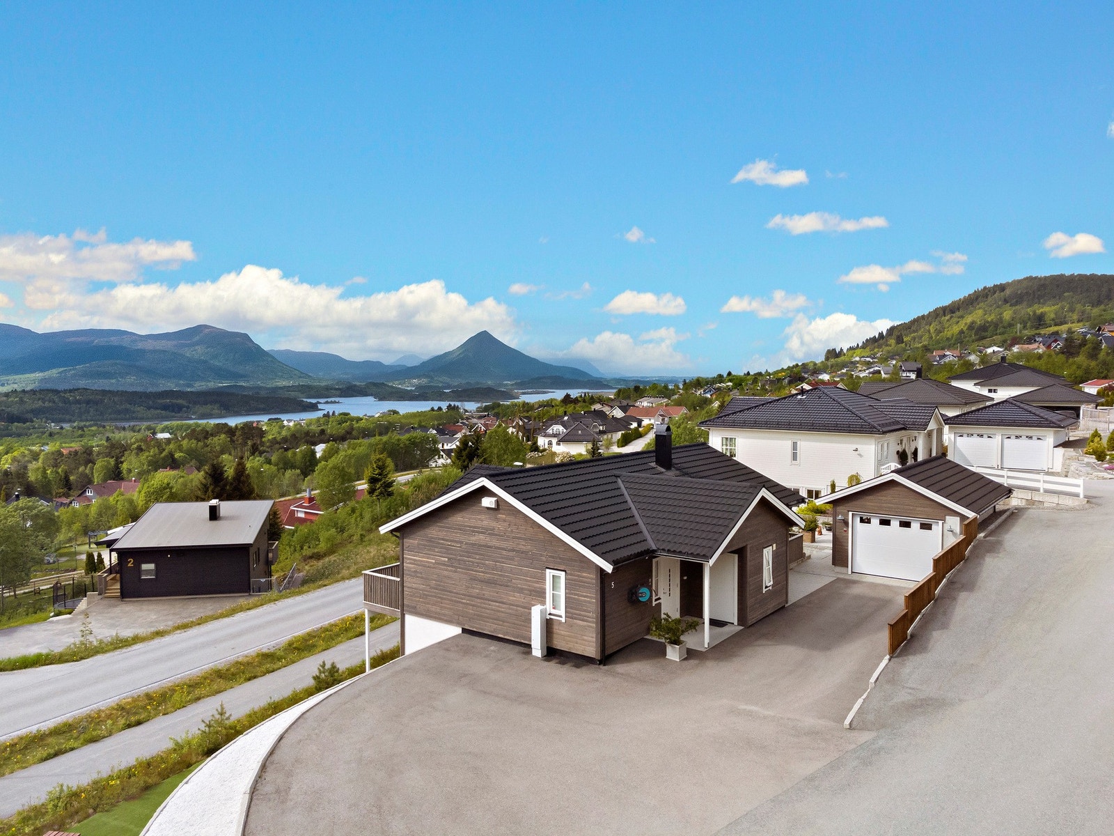 Eiendommen har en stor, asfaltert gårdsplass. Her er det god plass til biloppstilling. Galleribilde
