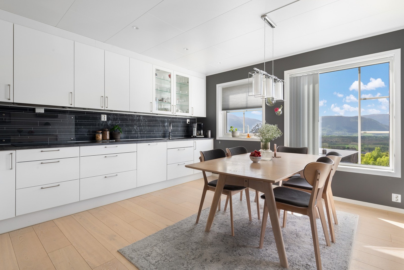 Huset har et stort kjøkken med flott og moderne kjøkkeninnredning. Galleribilde