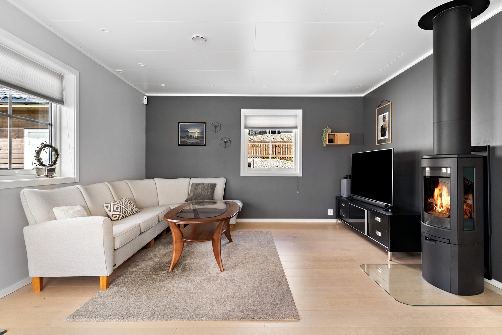 Det er installert vedovn i stuen. Galleribilde