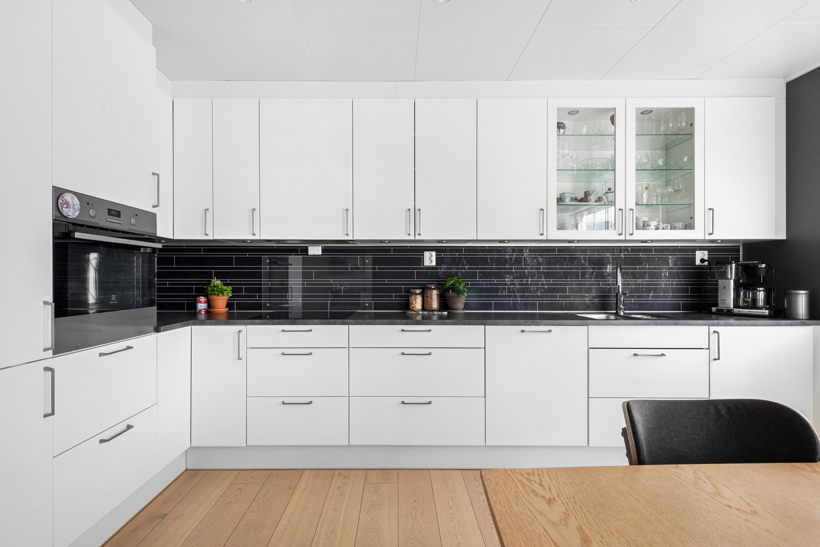 Her er det rikelig med skap og benkeplass. Galleribilde