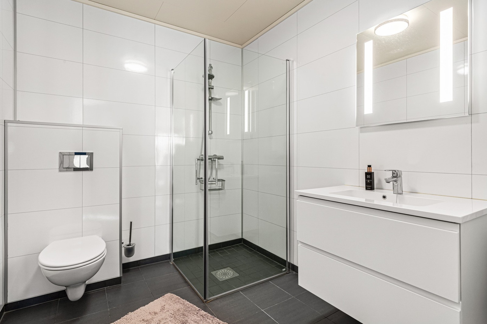 Lyst og moderne bad i underetasjen. Galleribilde