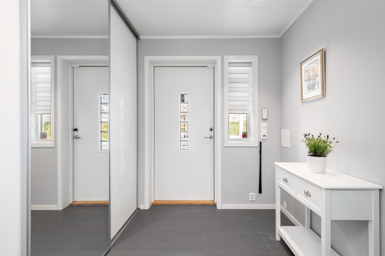 Entré med skyvedørsgarderobe. Galleribilde