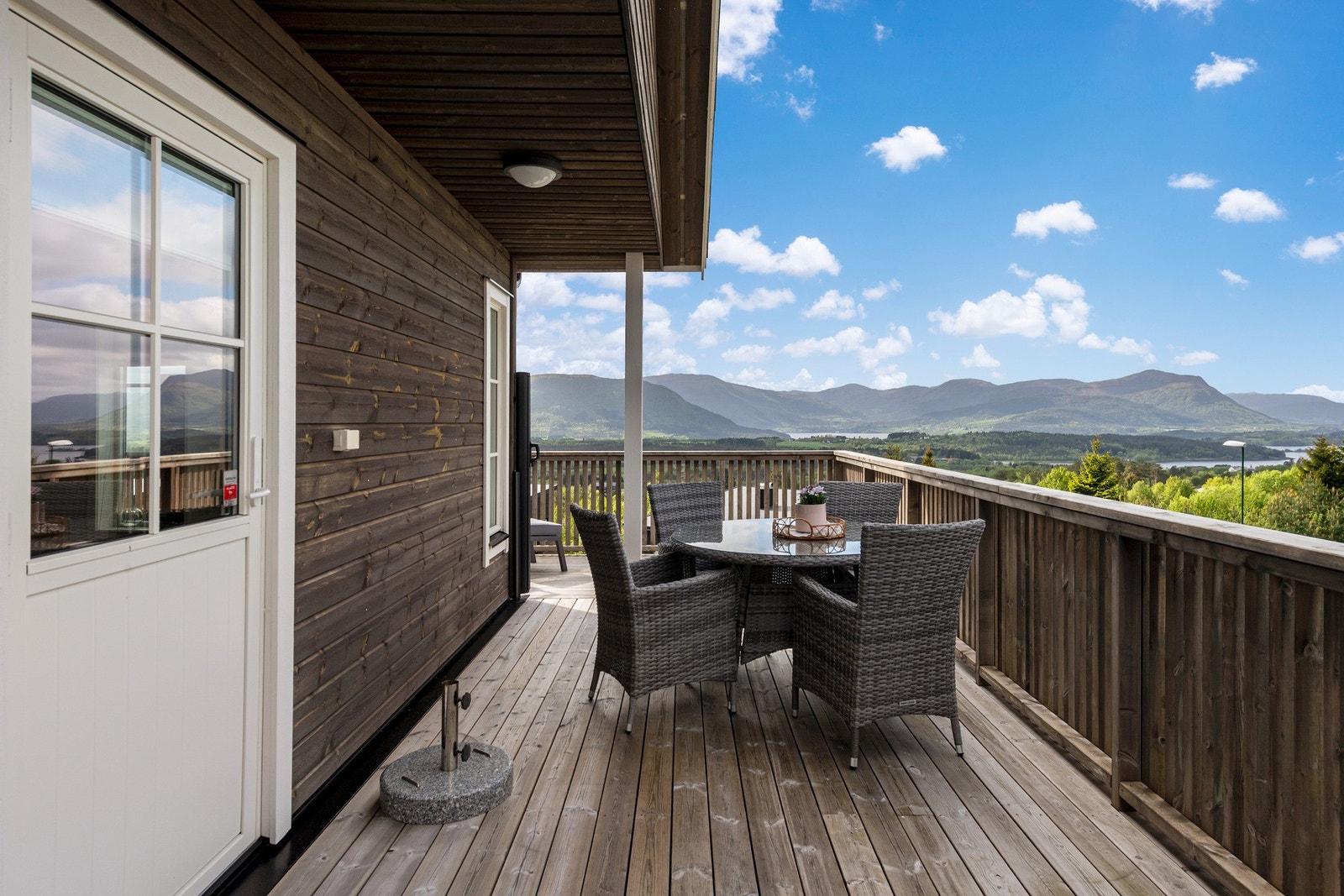 Det er utgang fra både stue og kjøkken til terrasse/veranda. Galleribilde
