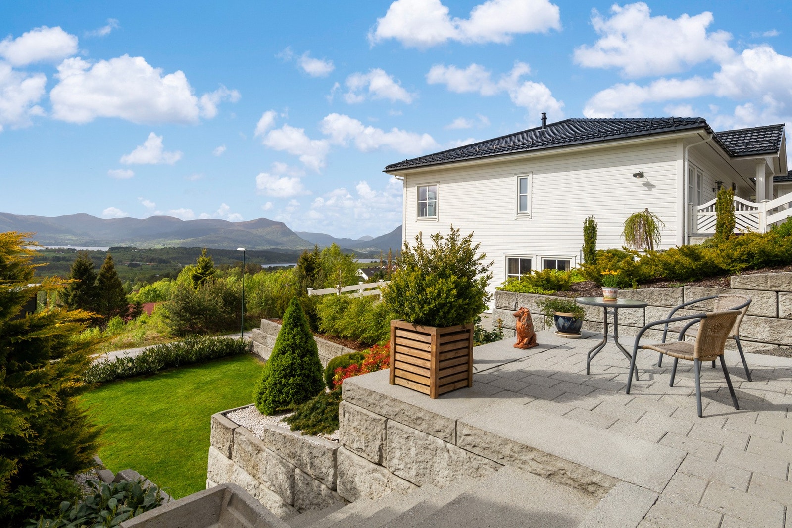 Mot vest er det etablert terrasse i stein med tilhørende murer. Her har men et flott og vedlikeholdsvennlige uteareal. Galleribilde