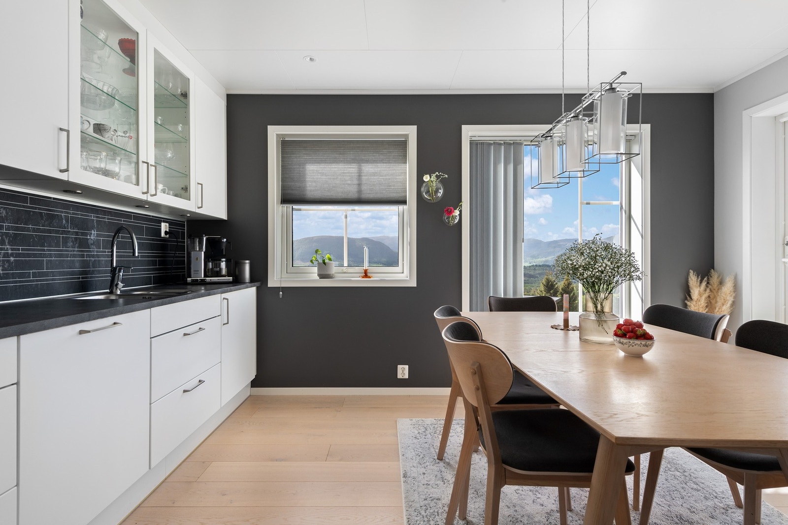 Det er god plass til spsiesgruppe på kjøkkenet. Galleribilde