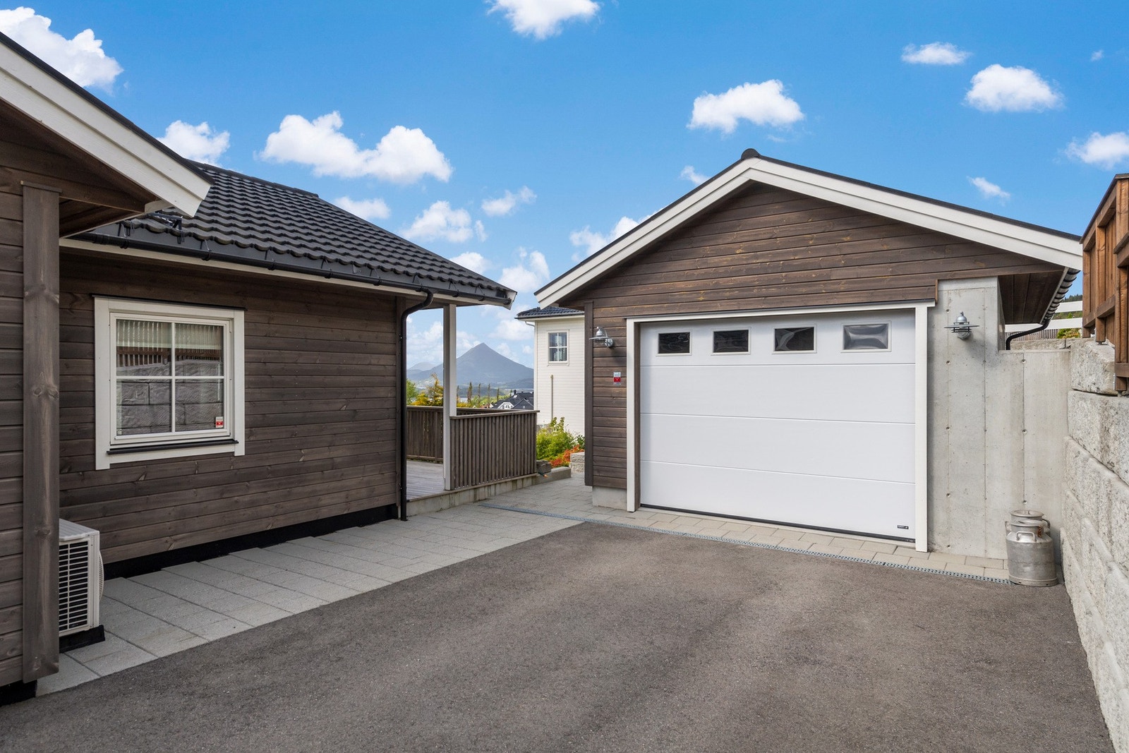 Stor enkeltgarasje med elektrisk port. Galleribilde