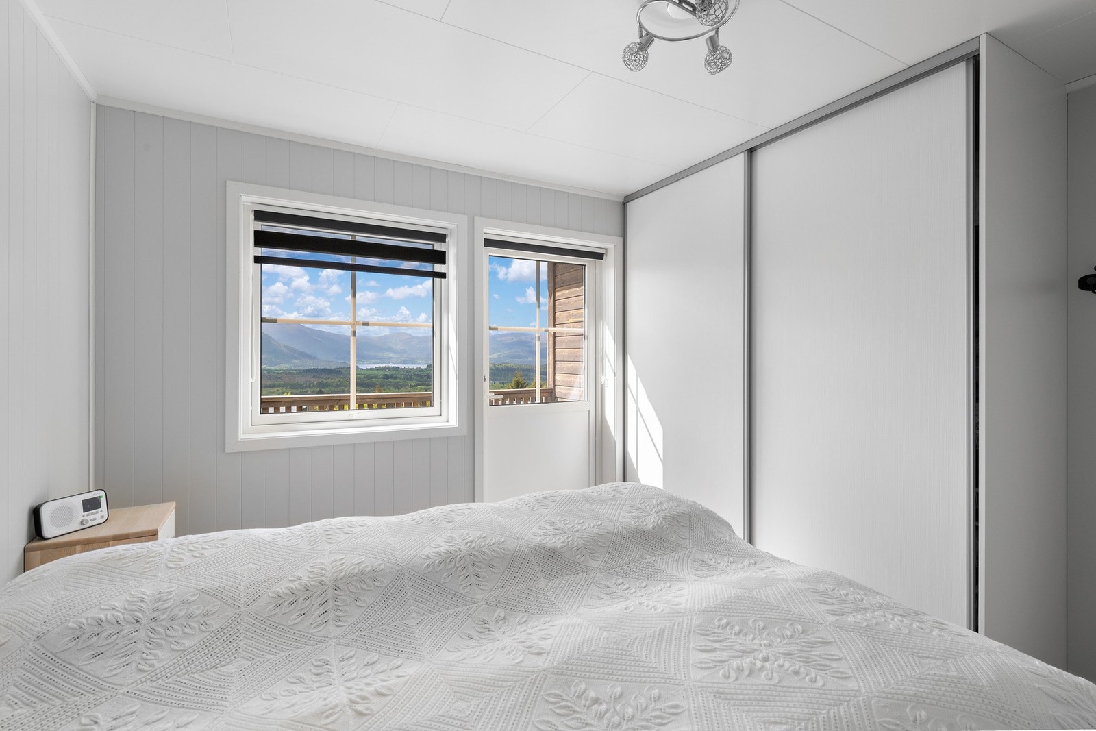 Fra hovedoverommet er det utgang til balkong. Hovedsoverommet er utstyrt med praktisk skyvedørsgarderobe. Galleribilde