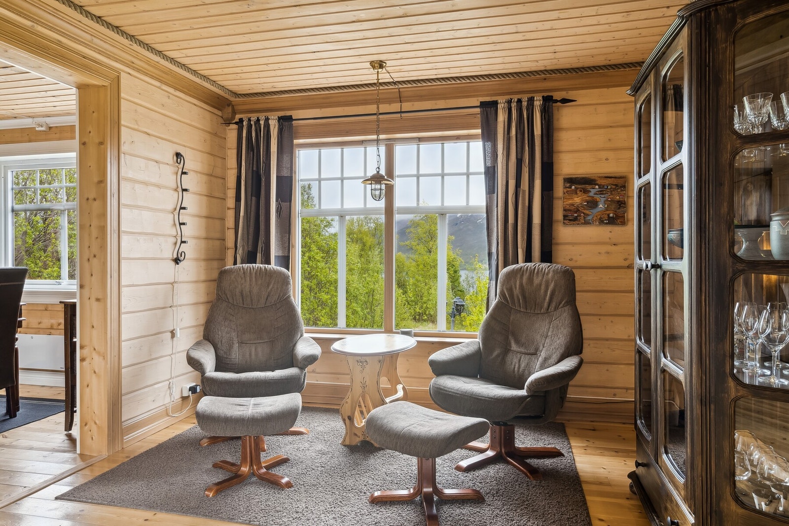 Stuen har god plass til ulike møbleringssoner. Galleribilde