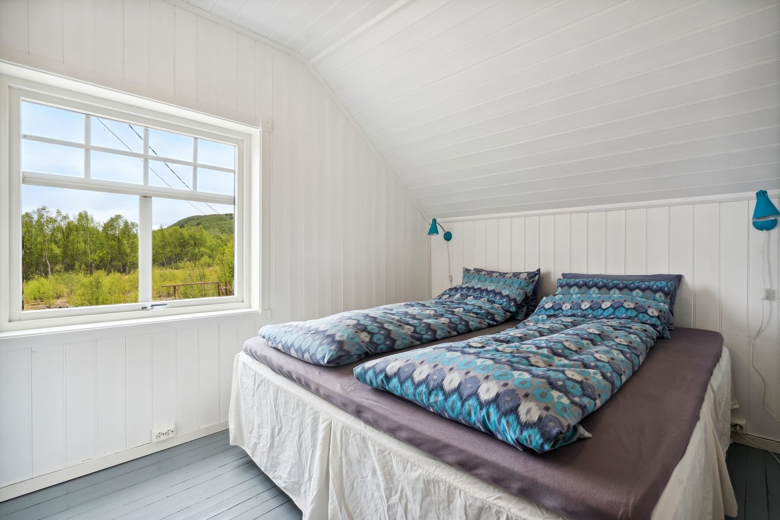 Soverommene har store vindusflater som sørger for godt med naturlig lysinnslipp. Galleribilde