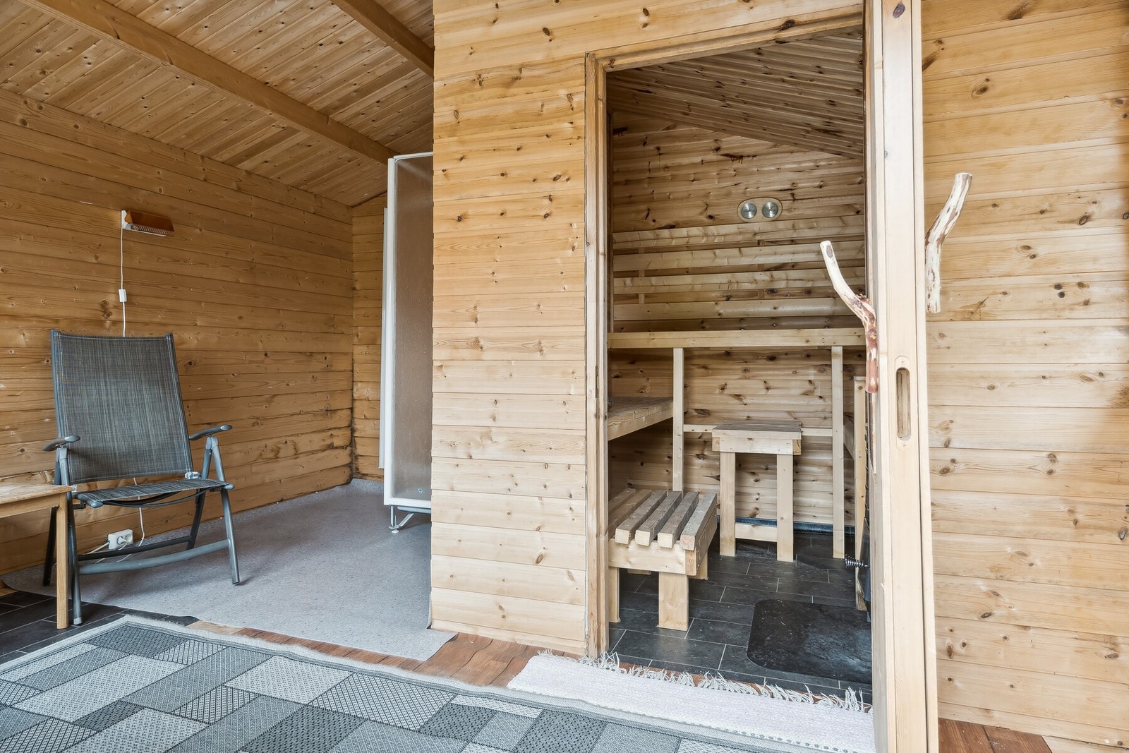 Badstuen er inndelt i to rom. Garderobe med dusj og badstue. Galleribilde