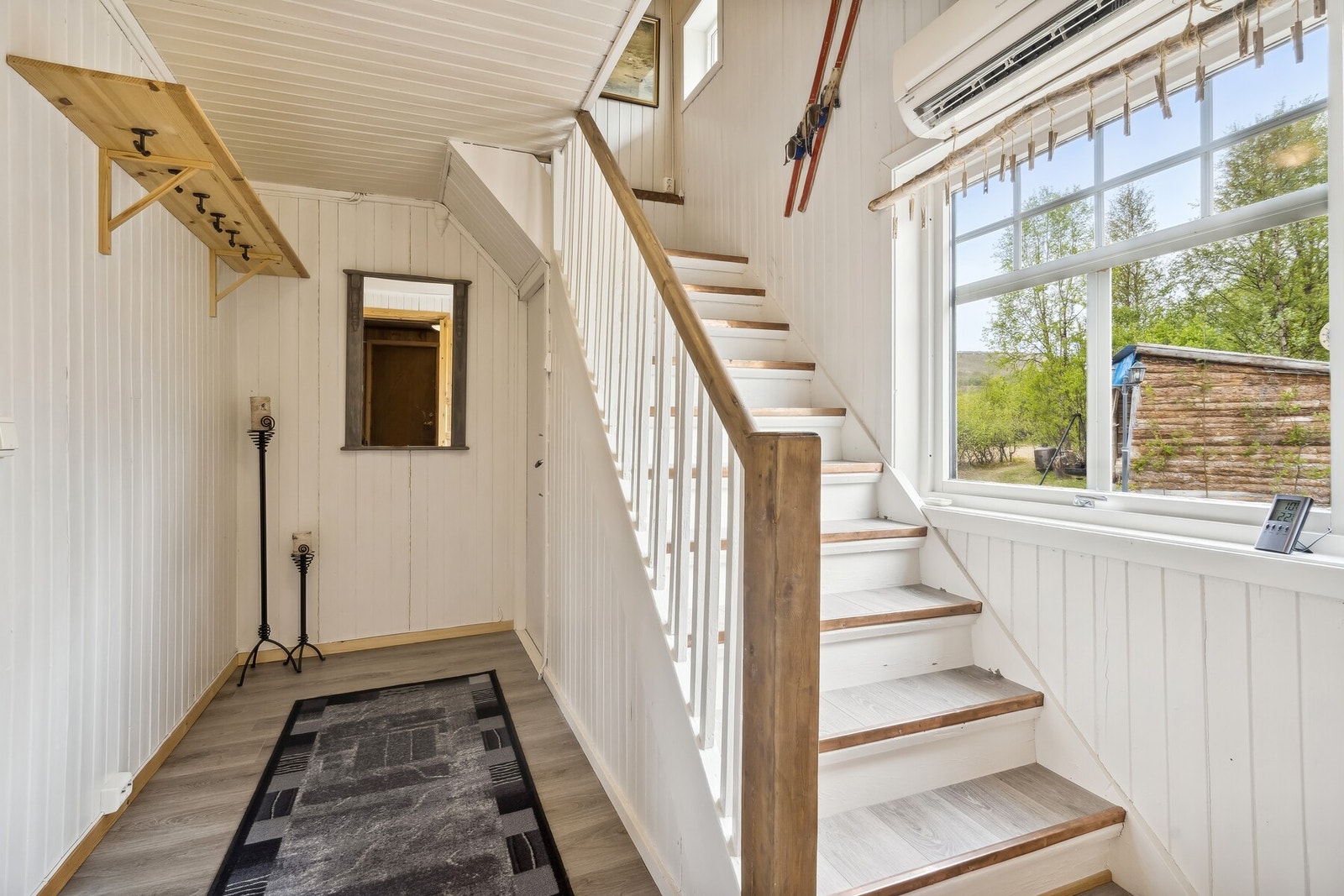 Gangen er lys og har mulighet for diverse oppbevaring. Galleribilde