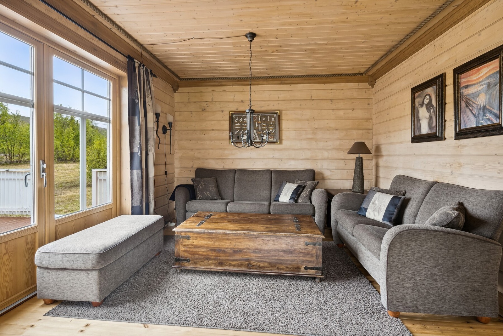 Fra stue er det utgang til en hyggelig balkong. Galleribilde