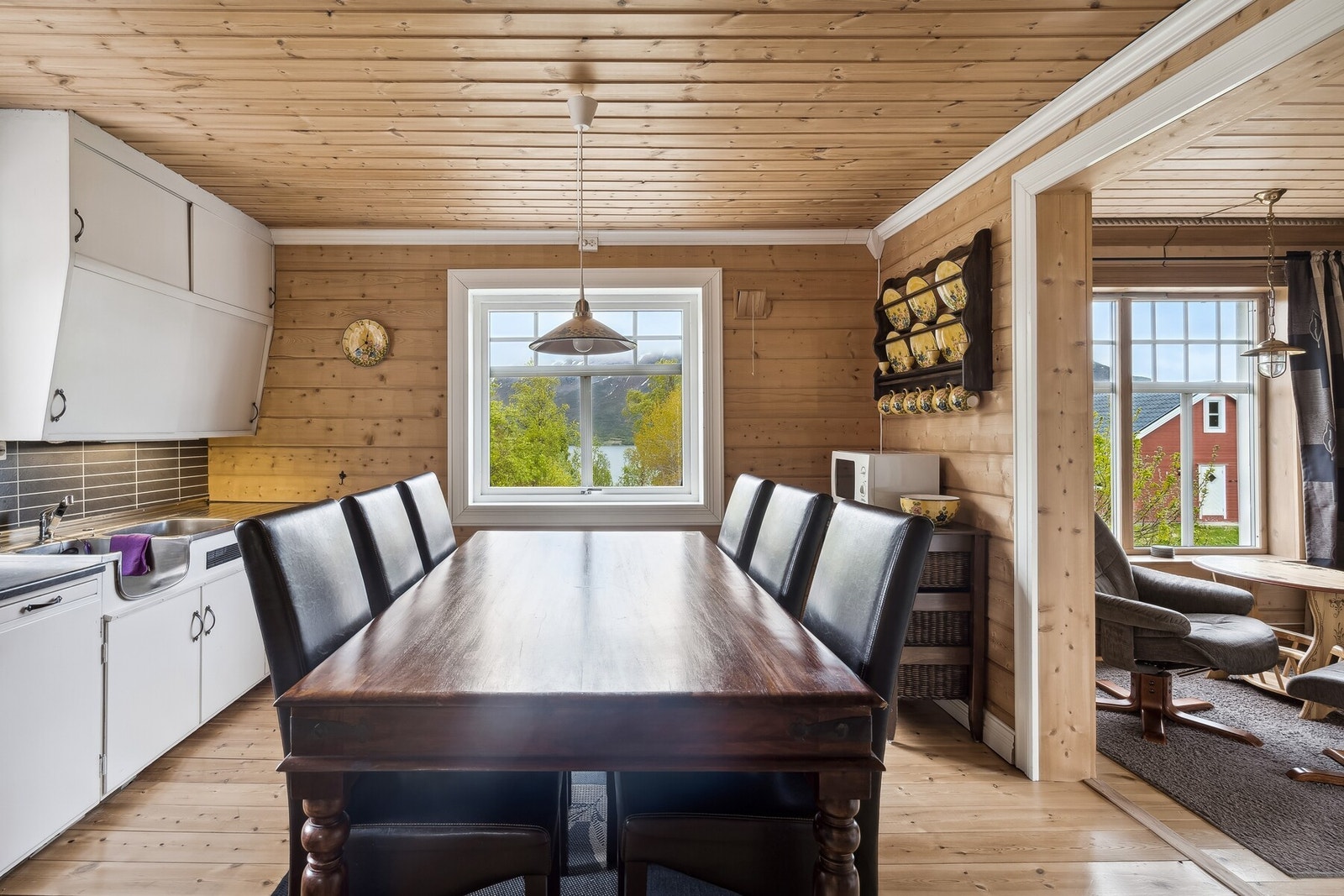Kjøkkenet byr på en flott utsikt fjorden. Galleribilde