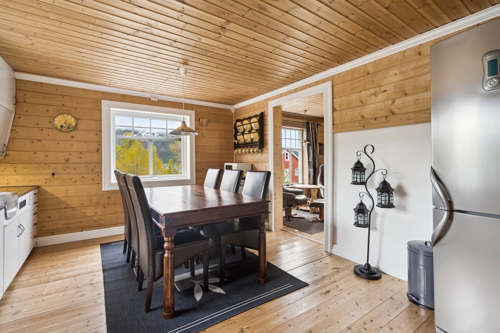 Kjøkkenet har god plass til et spisebord med tilhørende stoler. Galleribilde