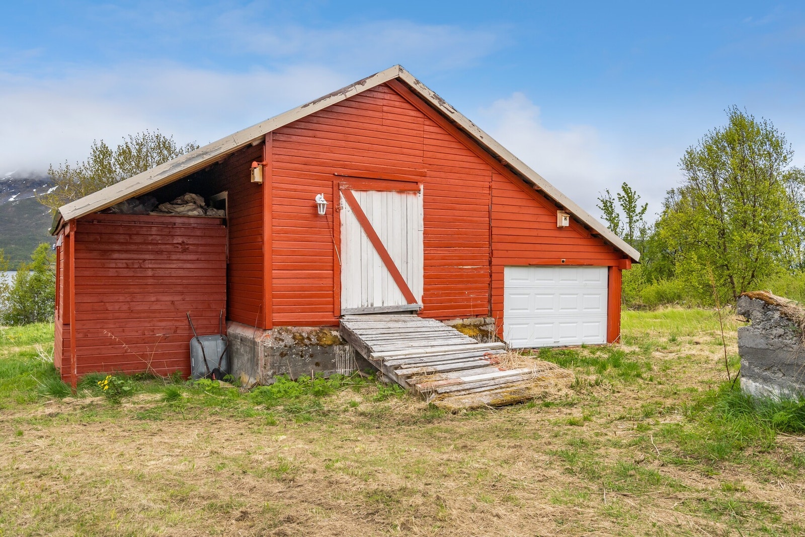 Uthus og skuter/ATV garasje med god plass for lagring Galleribilde