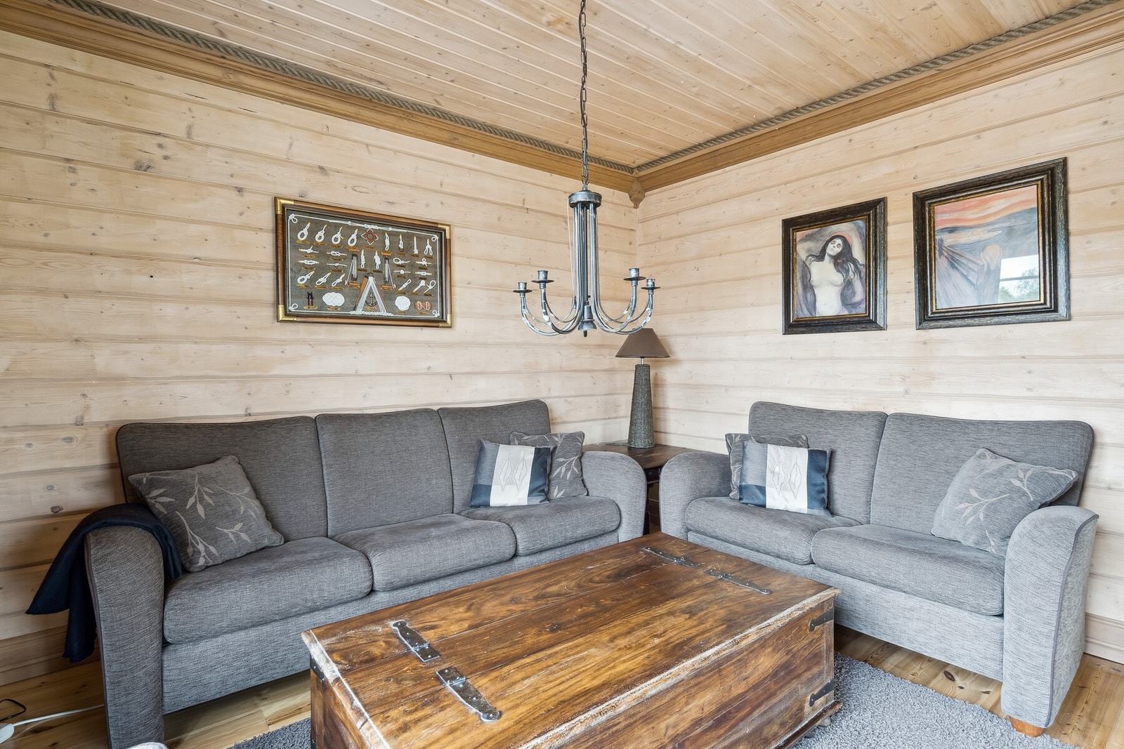 Det er god plass til en sofagruppe med tilhørende møblement. Galleribilde