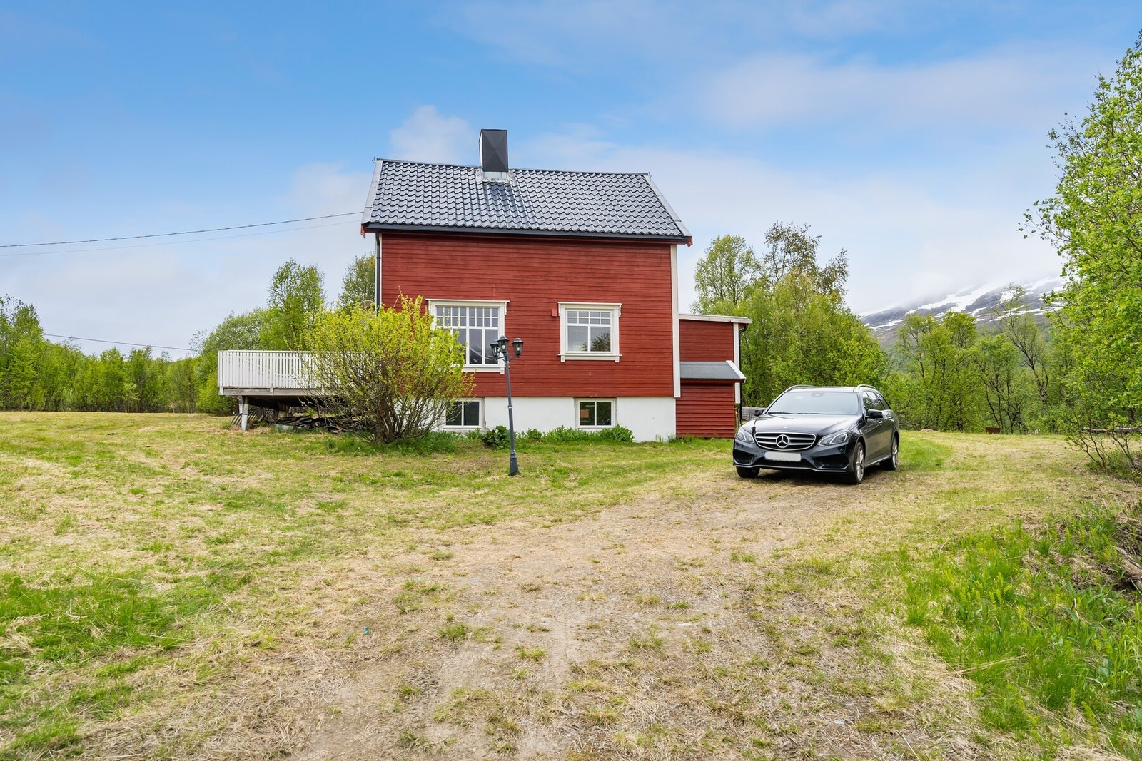 Tomten byr på gode parkeringsmuligheter. Galleribilde