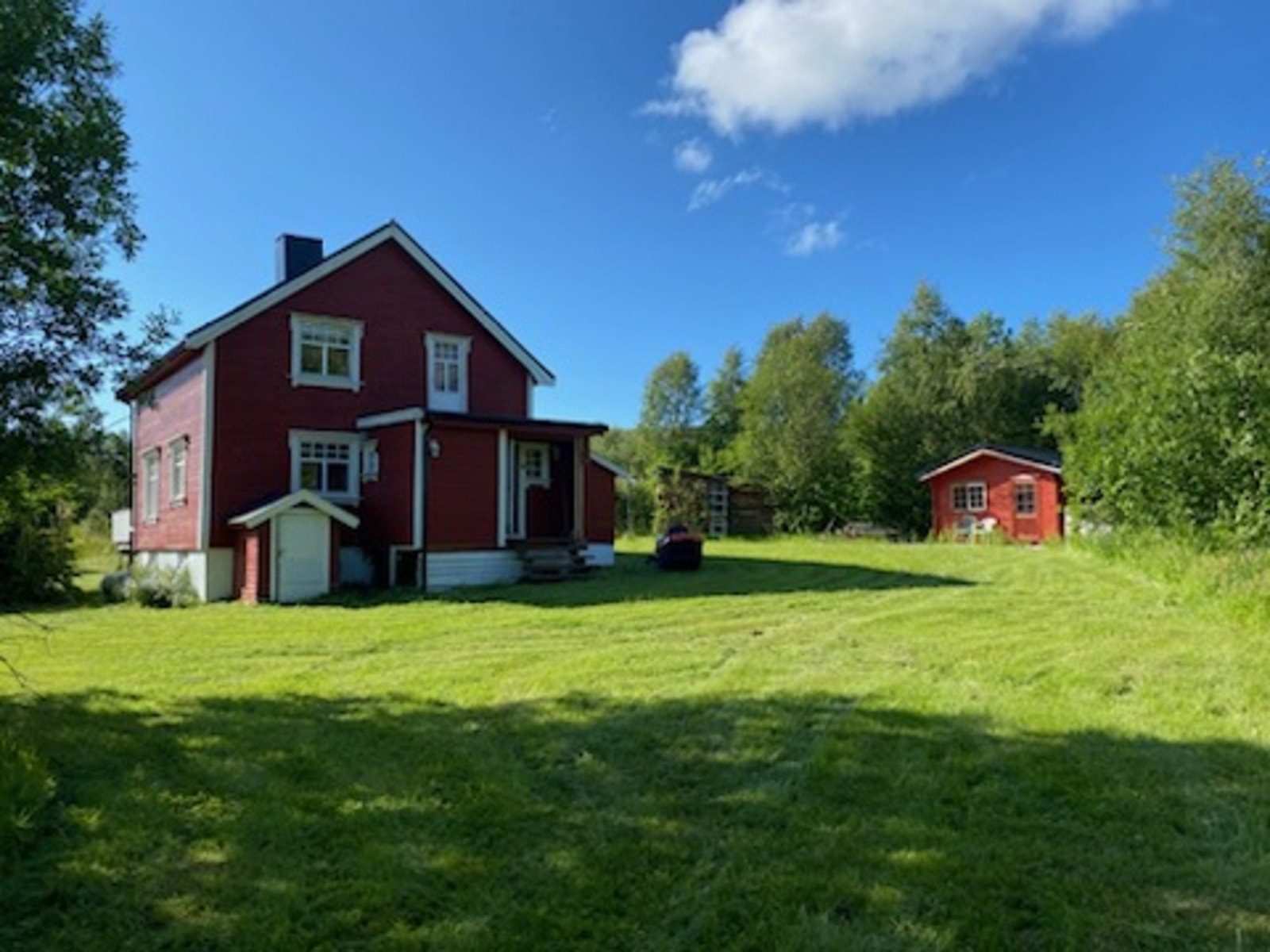 Eiendommen er et tun med flere bygninger. Galleribilde