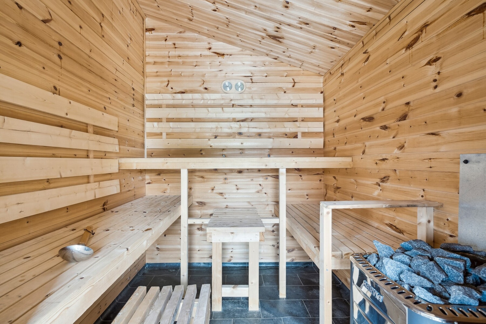 Badstuen har flere sitteplasser. Galleribilde