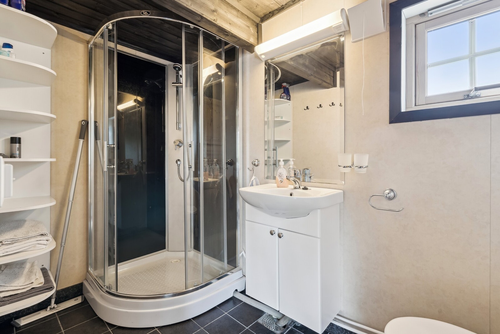 Baderom fra 2005 med flislagt gulv og behagelig gulvvarme. Galleribilde