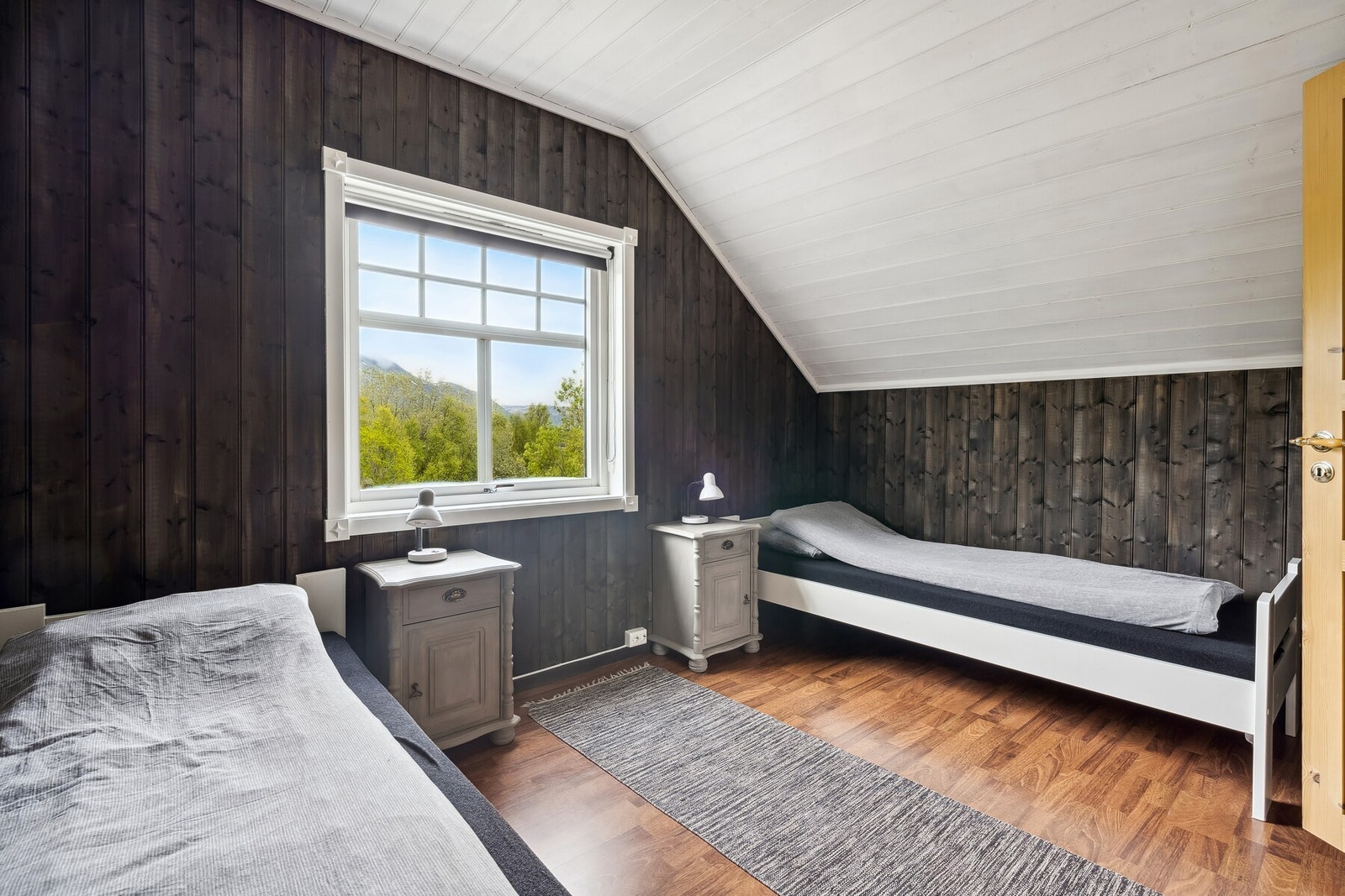 Det er plass til dobbeltseng, garderobeløsning og annet ønsket møblement. Galleribilde