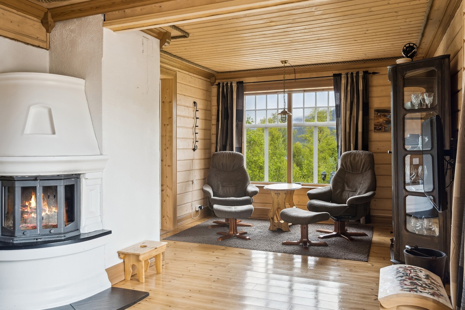 I stuen er det montert en vedovn for hyggelig oppvarming på kjølige dager. Galleribilde