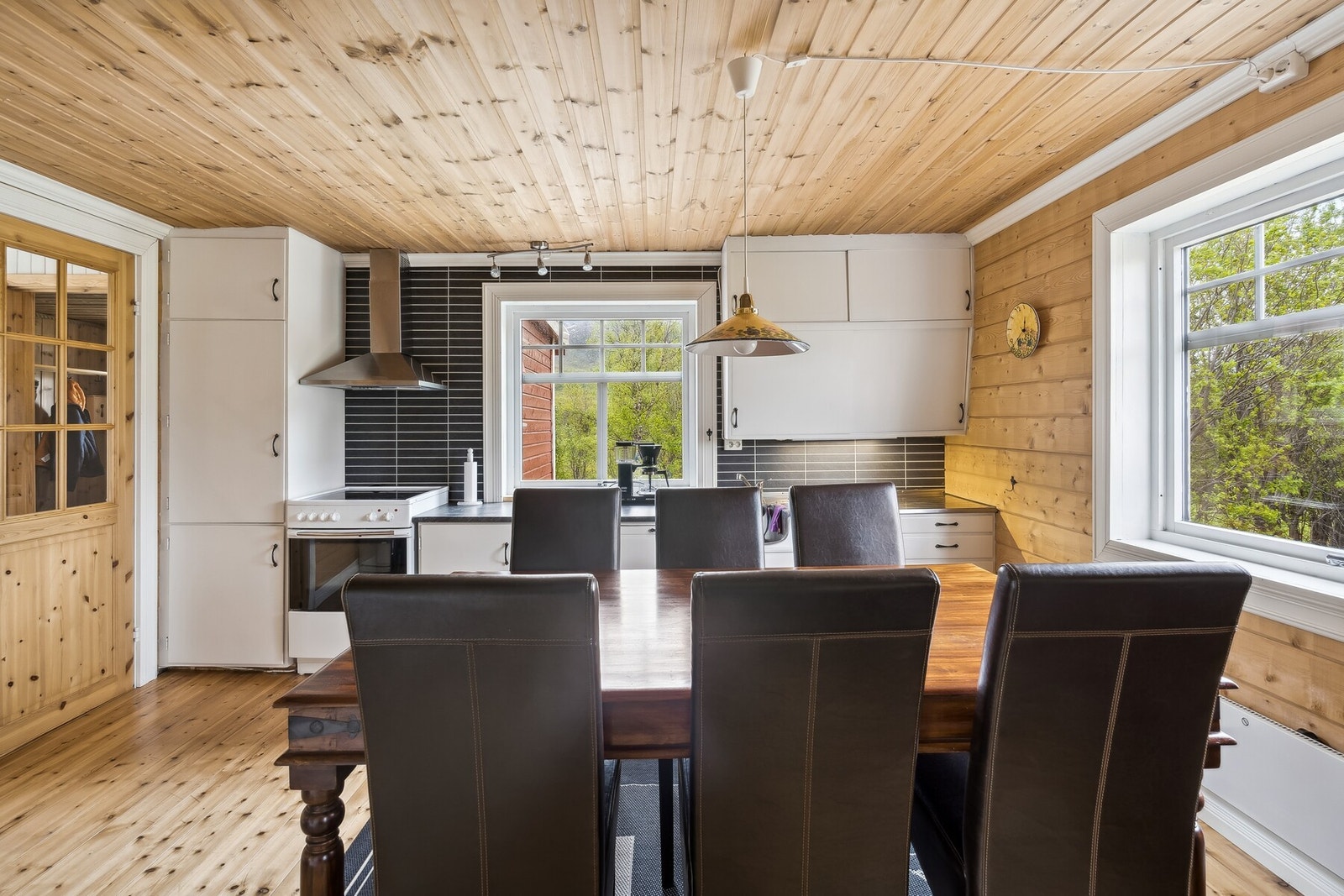 Kjøkkenet har lyse, glatte fronter og benkeplate av laminat. Galleribilde