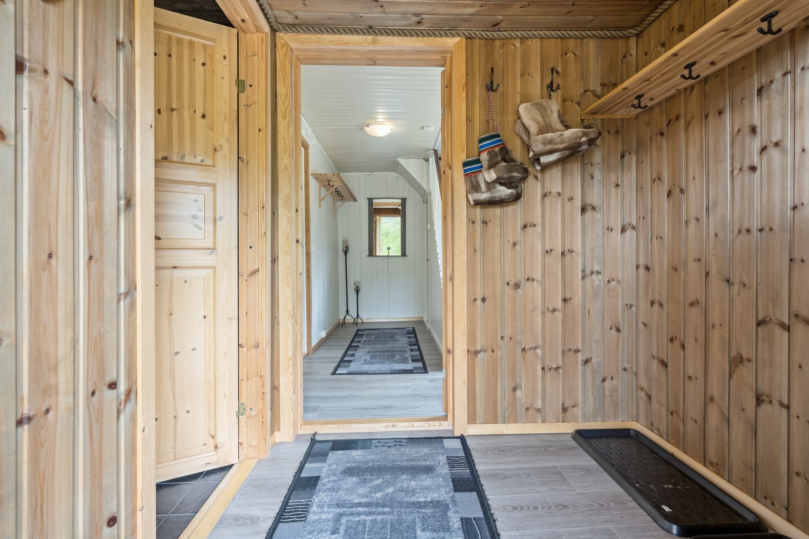 I entréen er det gode muligheter for oppbevaring av diverse ytterklær. Galleribilde