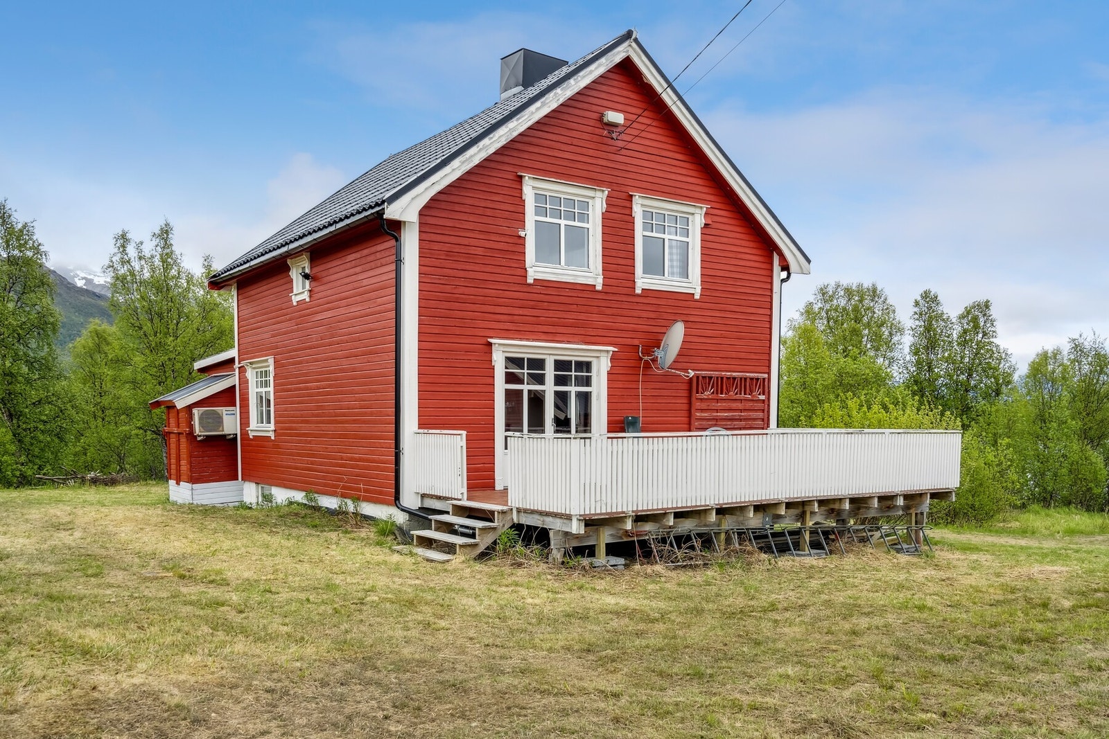 Boligen har et flott uteområde med gode solforhold. Galleribilde