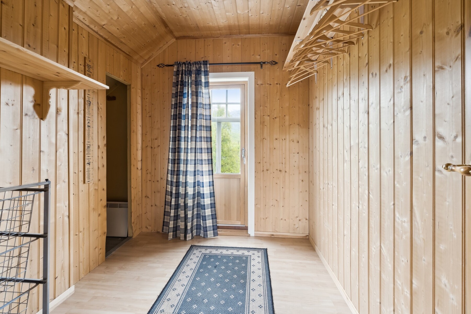 Gang i 2. etasje har gode muligheter diverse oppbevaring. Galleribilde