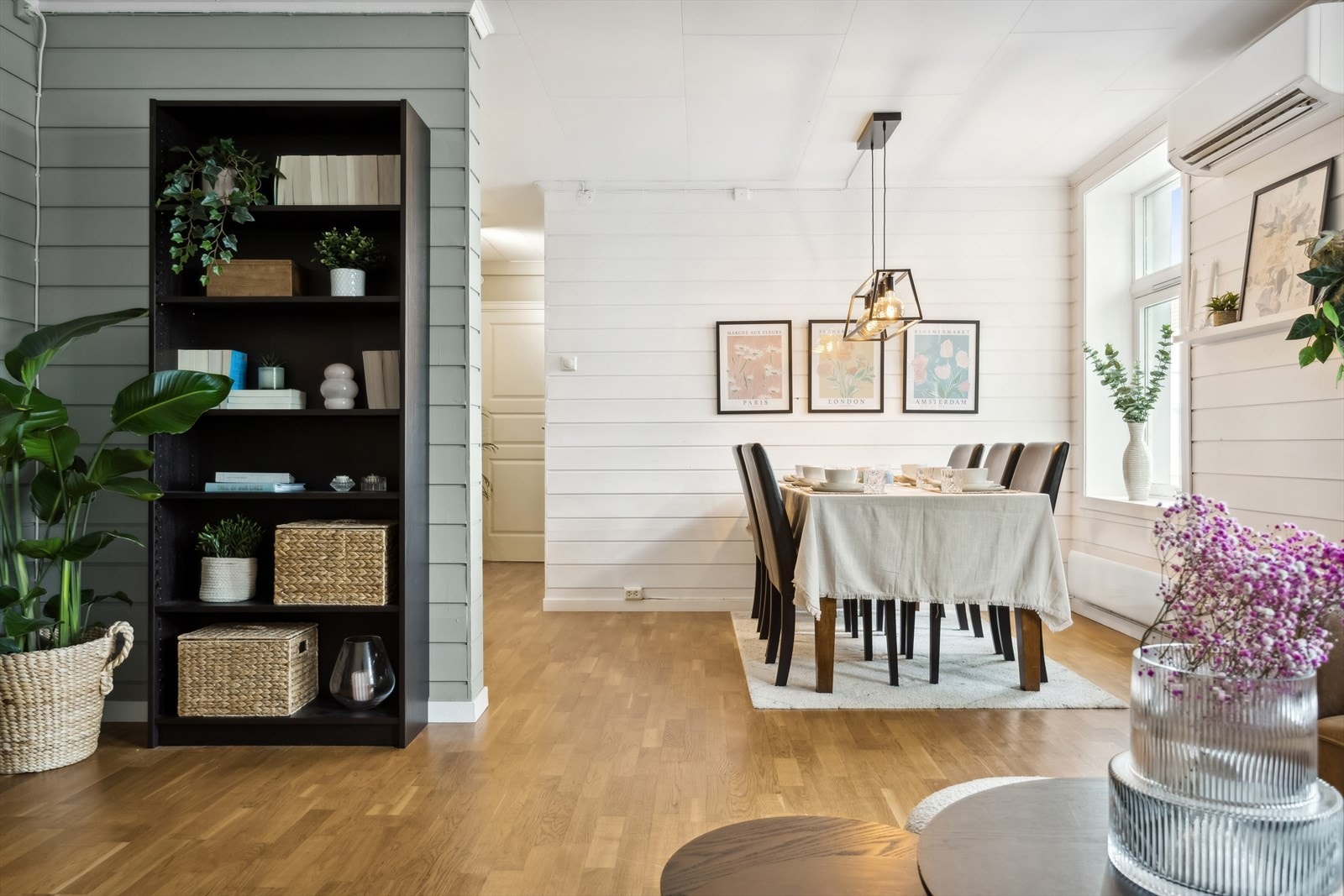 Stuens gode utforming og de tidløse fargevalgene på vegger legger et godt grunnlag for å innrede rommet etter eget ønske. Galleribilde