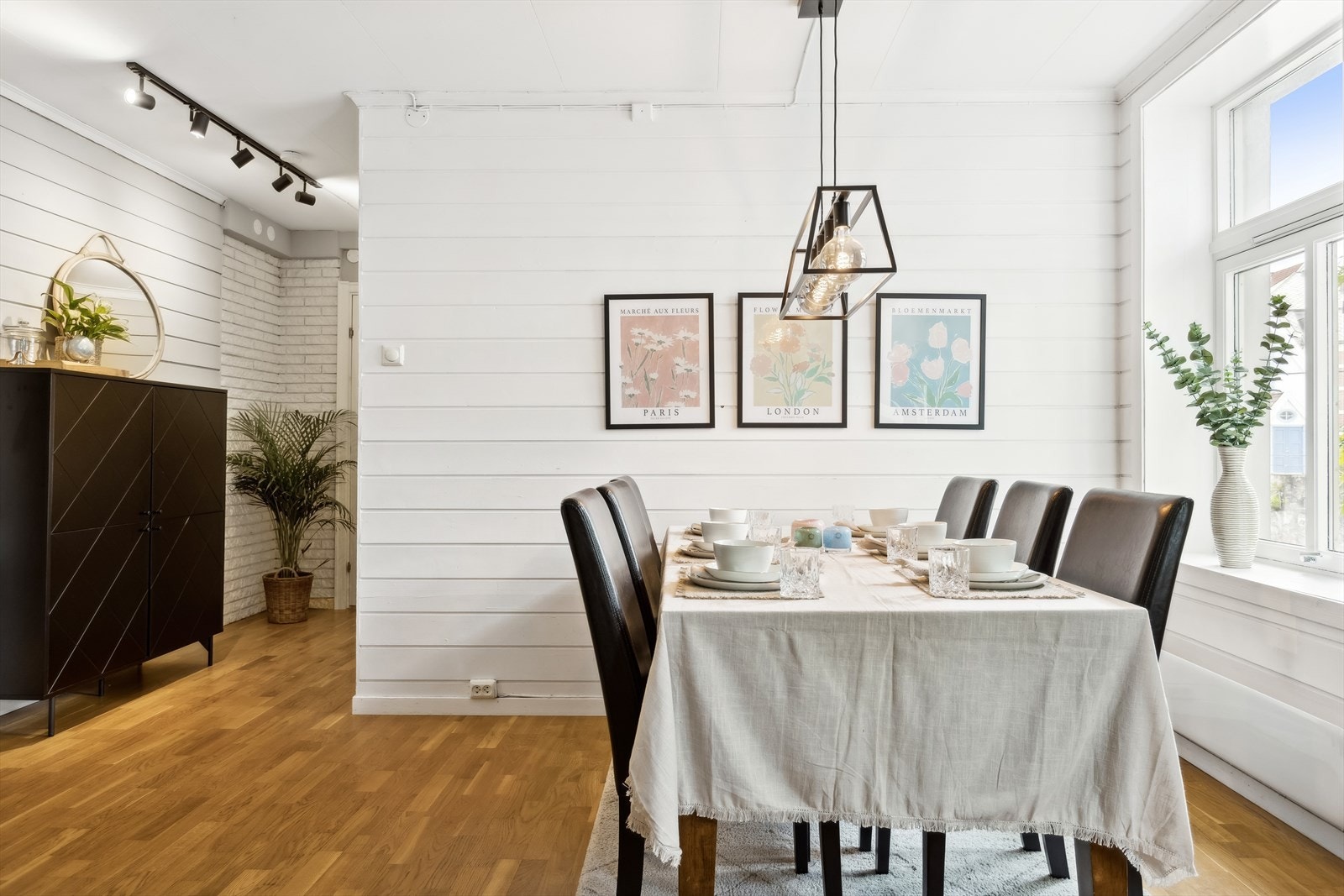 Her ligger forholdene til rette for å invitere venner og familie til hyggelige sammenkomster. Galleribilde