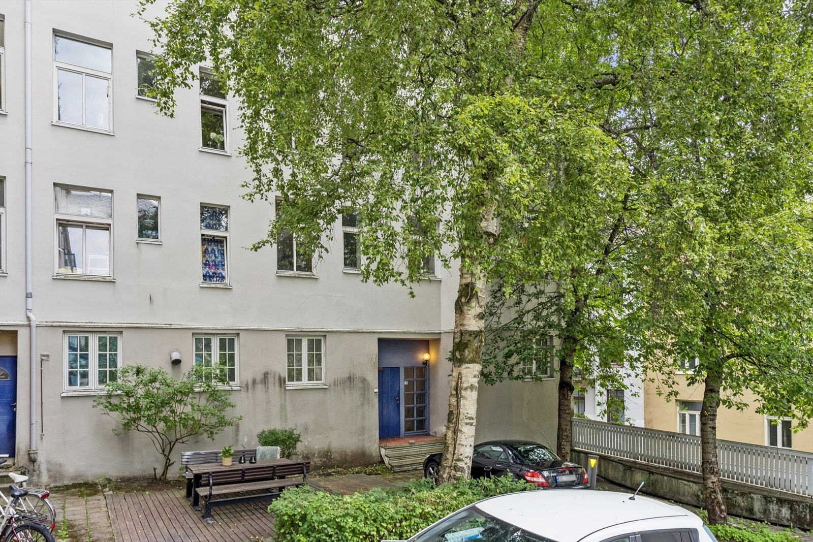 Sameiet Bergsligata 3B har en koselig bakgård med sitteplasser for beboere. Galleribilde