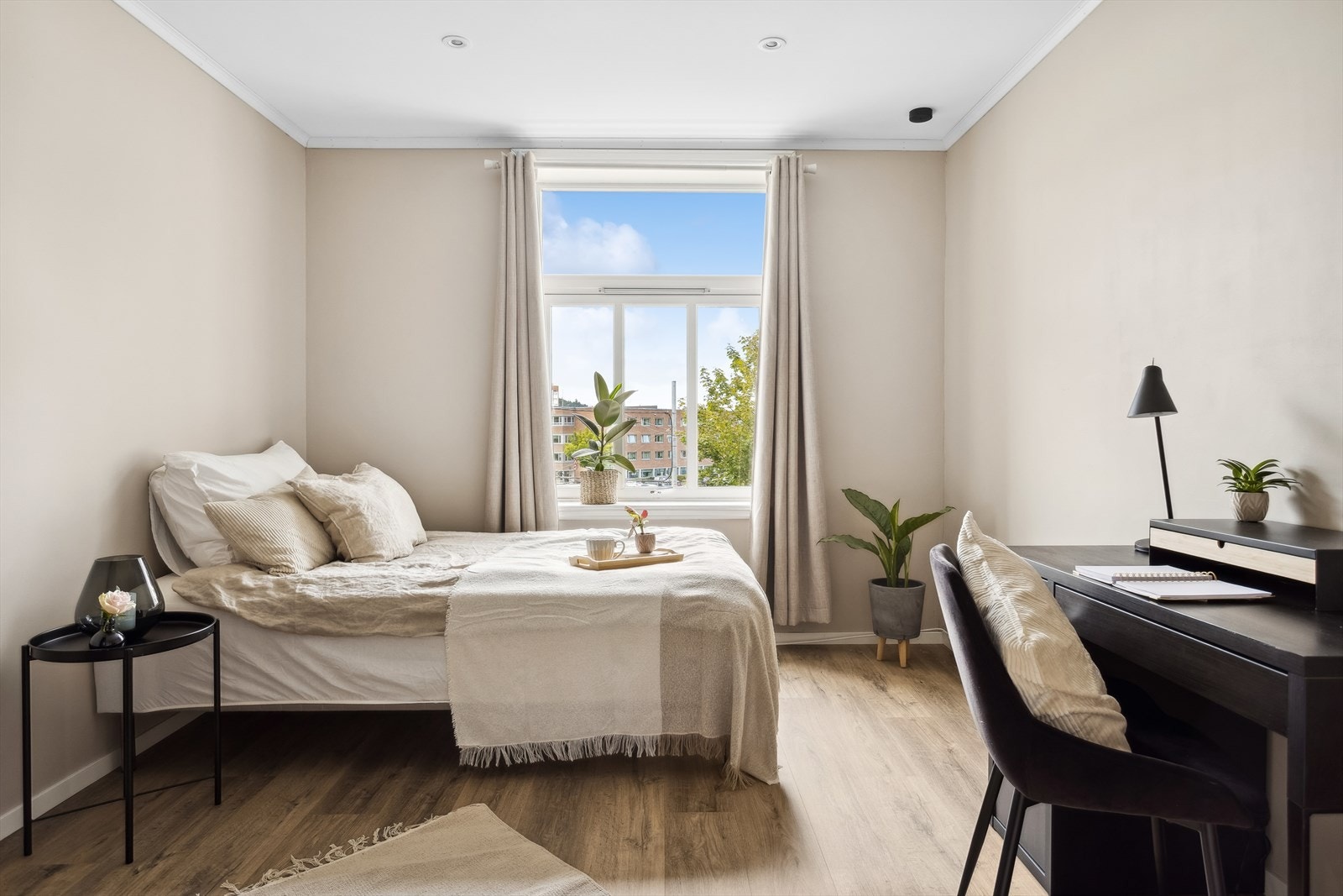 Hovedsoverommet er på hele 13,5 m² og har god plass til stor seng og kontorpult. Galleribilde