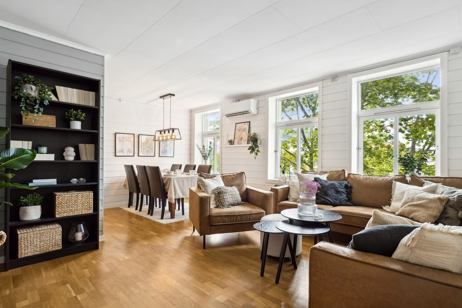 Velkommen inn! Leiligheten har en romslig stue med plass til stor sittegruppe + spisestue. Galleribilde