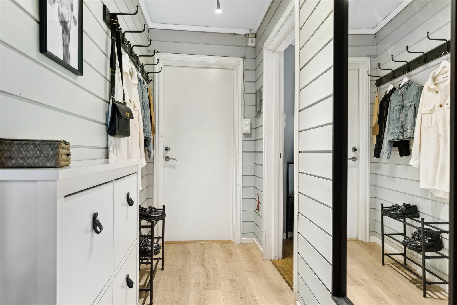 Entréen er ca 3,4 m² og har god plass til yttertøy og skoskap. Galleribilde