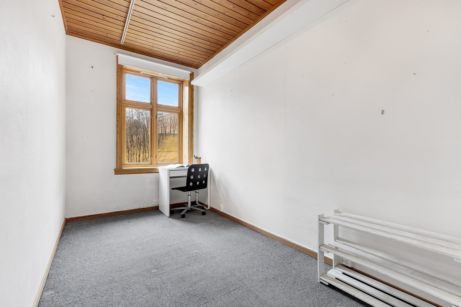 Soverom 3 med god takhøyde og store/dype vindu. 9,2 kvm. Galleribilde